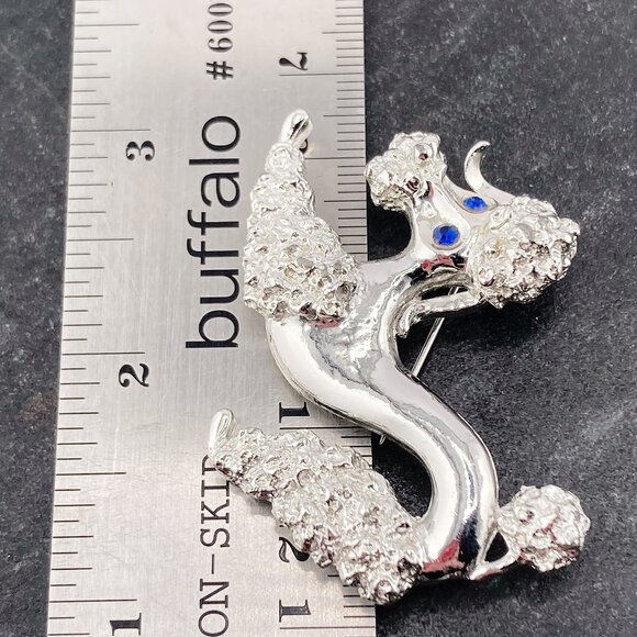 GERRY'S Vintage silver tone poodle brooch with blue rhinestone eyes ~ 1950s pin - Picture 2 of 7